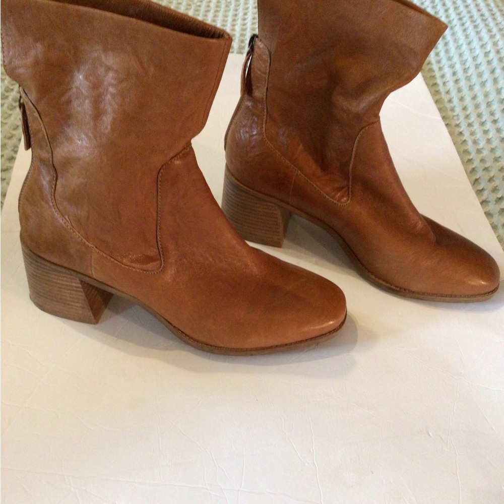 Elegant Tan Leather Heeled Boots